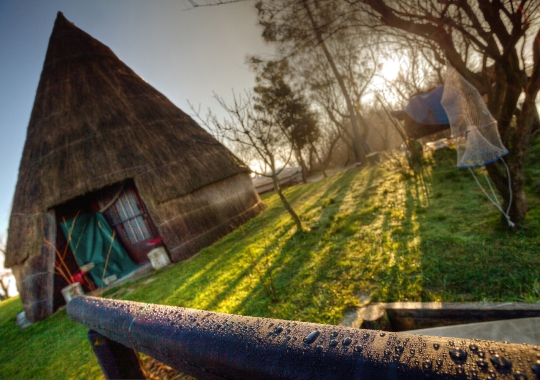 The “casoni” (rural cottages) and the lagoon
